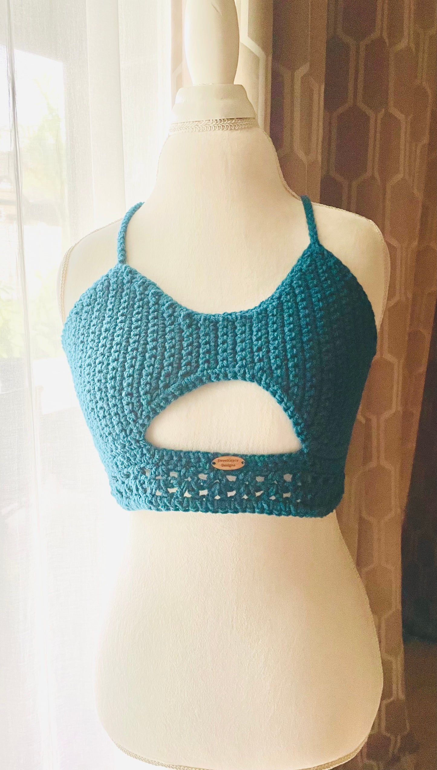 C3-Peek A Boo Top